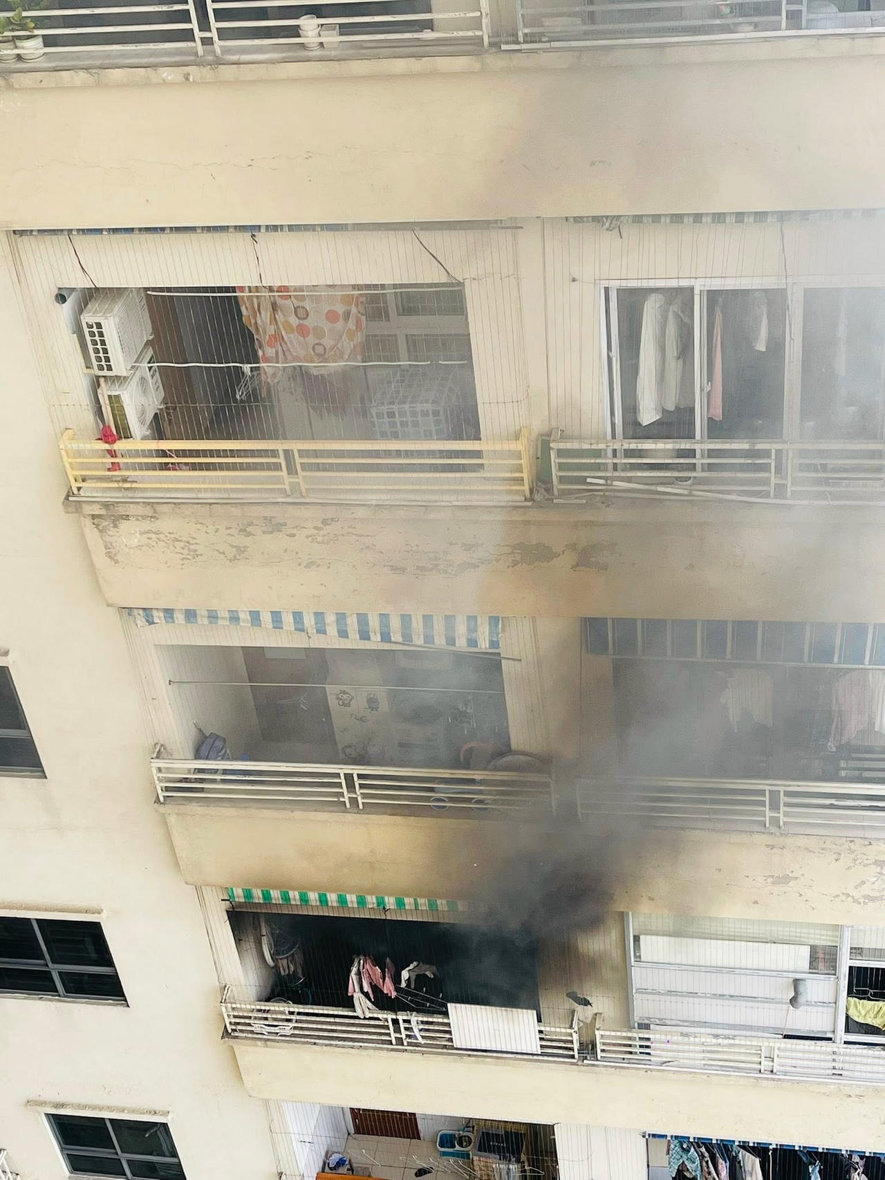 Theo hình ảnh từ clip đăng tải trên mạng xã hội, thời điểm xảy ra cháy, ngọn lửa cùng khói đen bốc lên ngùn ngụt từ phía ban công của căn hộ chung cư. (Ảnh: Người dân cung cấp)