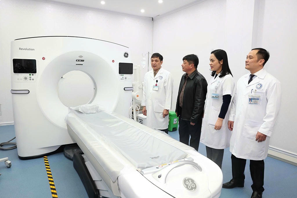 Các đại biểu&nbsp;tham quan phòng chụp cộng hưởng từ tại Trung tâm Chẩn đoán hình ảnh - Điện quang can thiệp (Ảnh: Phan Hiếu)