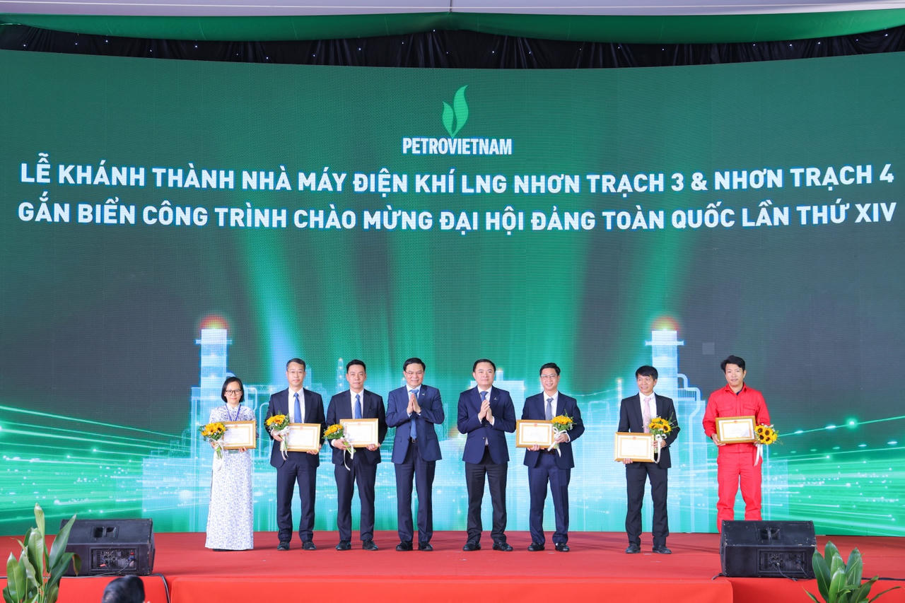 Chủ tịch HĐTV Petrovietnam Lê Mạnh Hùng và Tổng Giám đốc Petrovietnam Lê Ngọc Sơn trao tặng Giấy khen cho các tập thể có thành tích xuất sắc trong quá trình triển khai dự án Nhà máy điện Nhơn Trạch 3&4.