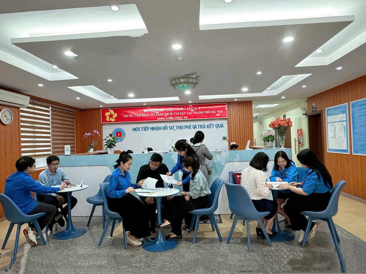 Hoạt động tiếp dân tại Trung tâm Đăng ký giao dịch tài sản tại Hà Nội.