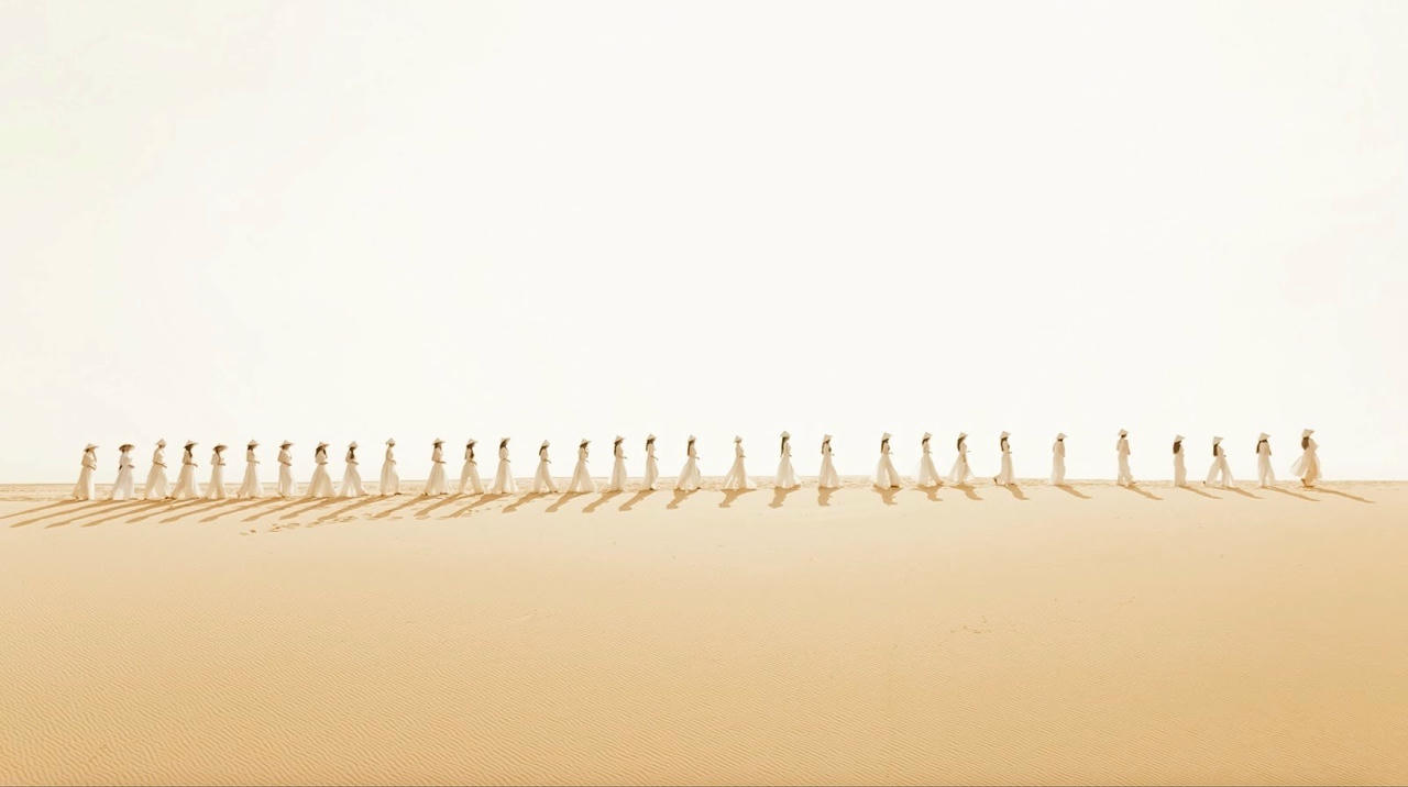 Ca sĩ Hồ Ngọc Hà thả dáng đầy chất thơ tại đồi cát Quang Phú trong tà áo dài truyền thống (Nguồn: Ho Ngoc Ha)