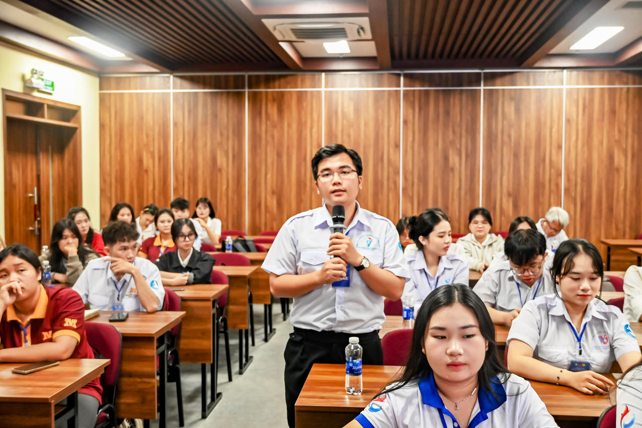 Giao lưu hỏi đáp cùng đại diện công ty