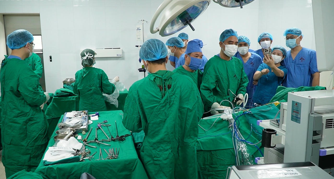 Sau hơn 4 giờ phẫu thuật, ca ghép thận từ cha cho con đã thành công. Cả người hiến và người nhận thận đều được chăm sóc, theo dõi hậu phẫu tích cực, sức khỏe cơ bản ổn định. (Ảnh trong bài: Báo Lào Cai)