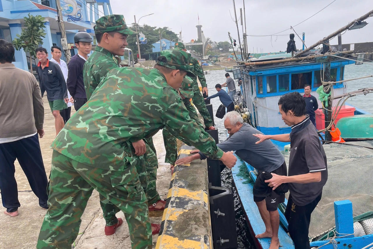 Cứu 6 ngư dân bị chìm tàu khi đang đánh bắt trên biển Quảng Trị