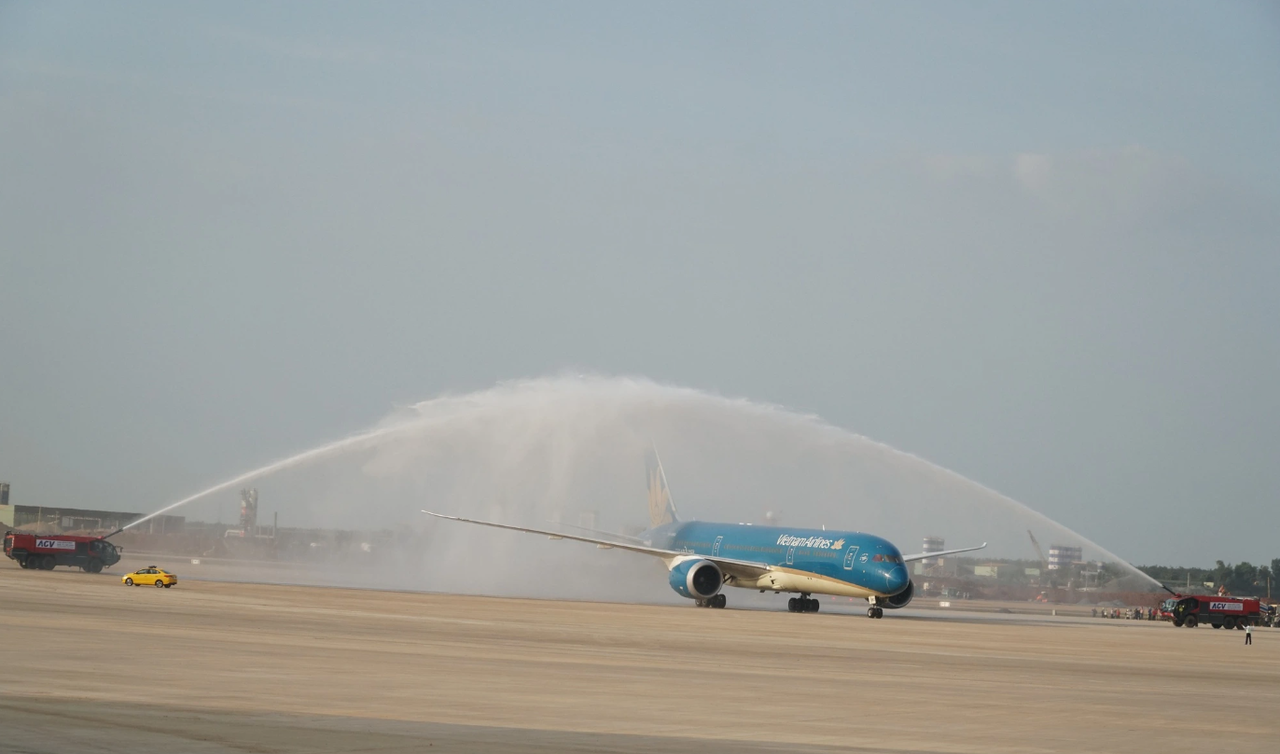 Hai xe phun vòi rồng chào đón máy bay hạ cánh an toàn. Ảnh: TN