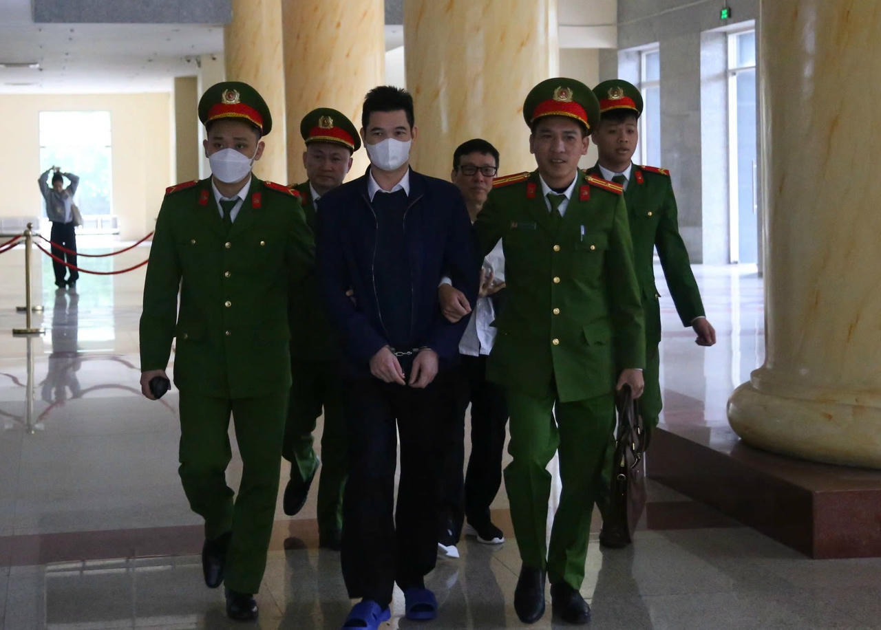 Dẫn giải bị cáo vào phòng xử.