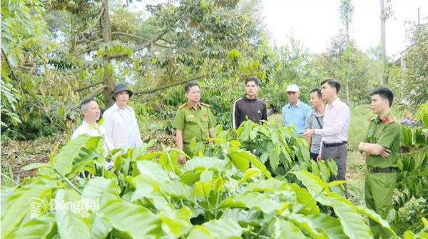 Đoàn công tác và cán bộ chức năng kiểm tra, giám sát việc sử dụng vốn tín dụng chính sách tại cơ sở sản xuất nông nghiệp trên địa bàn tỉnh Đồng Nai.