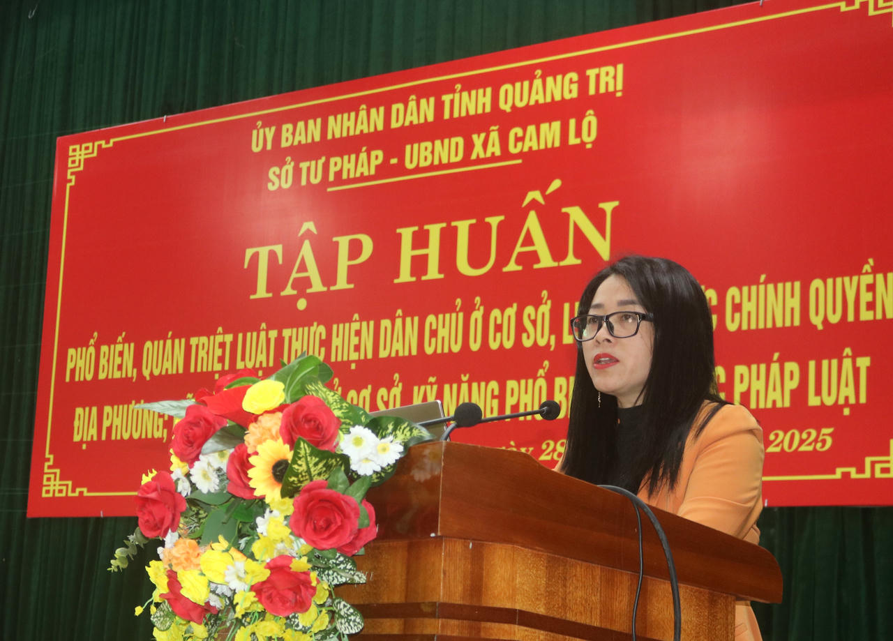 Bà Nguyễn Thị Hồng Luyến, Trưởng Phòng PBGDPL&amp;TDTHPL, Sở Tư pháp, báo cáo viên pháp luật cấp tỉnh phát biểu tại Hội nghị.