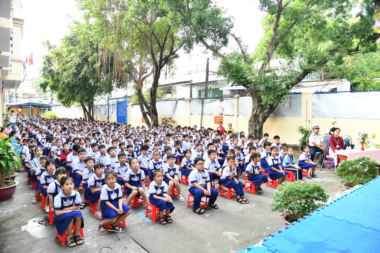 Thầy cô giáo cùng các em học sinh tham dự chương trình