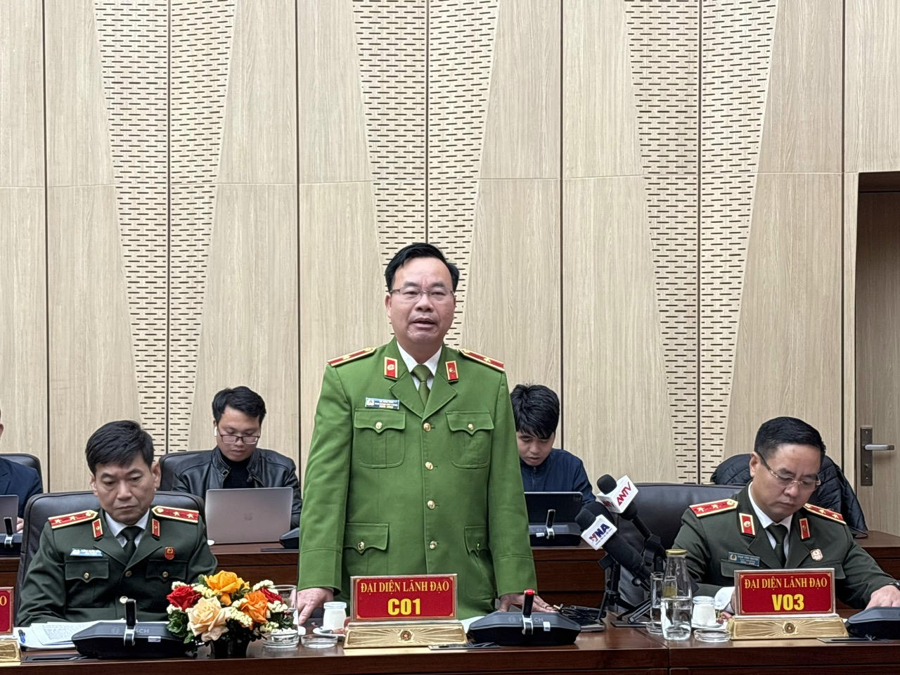 Thiếu tướng Lê Văn Tân, Phó Chánh Văn phòng Cơ quan Cảnh sát điều tra trả lời tại họp báo.