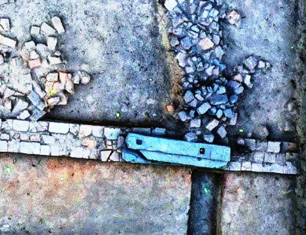 Dấu tích các cửa, cổng trên tường phía đông đường dẫn.