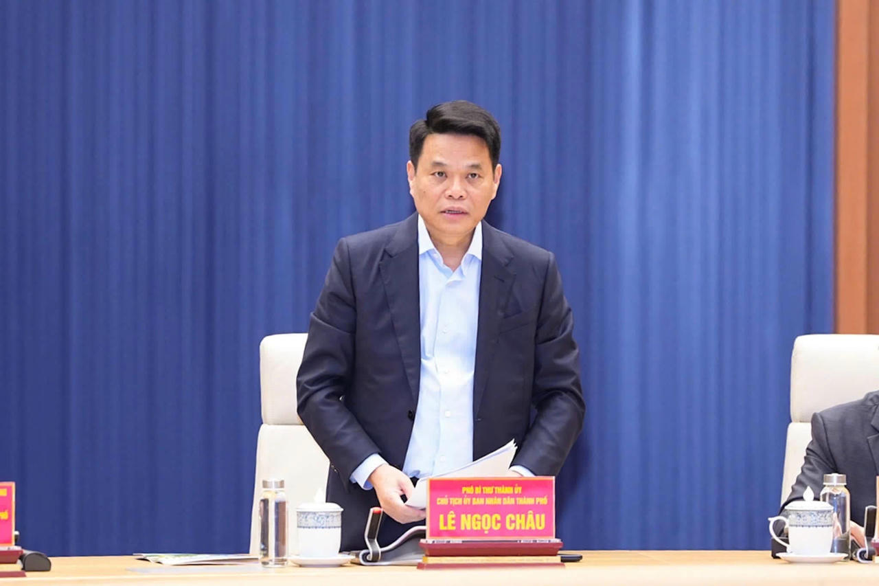 Chủ tịch UBND TP Hải Phòng Lê Ngọc Châu&nbsp;báo cáo tóm tắt tình hình kinh tế - xã hội, đầu tư công và việc thực hiện chính quyền địa phương 2 cấp.