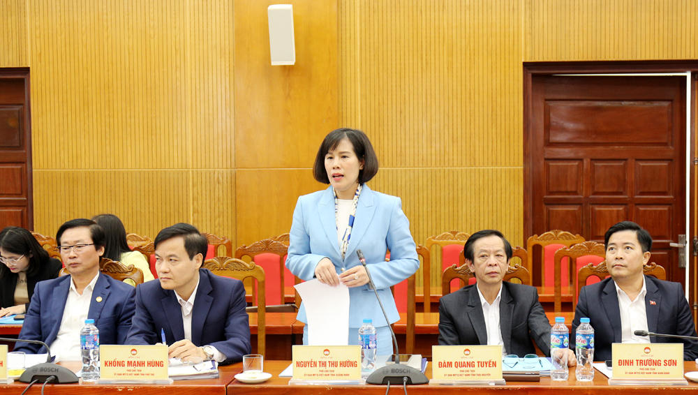 Các đại biểu thảo luận tại hội nghị.