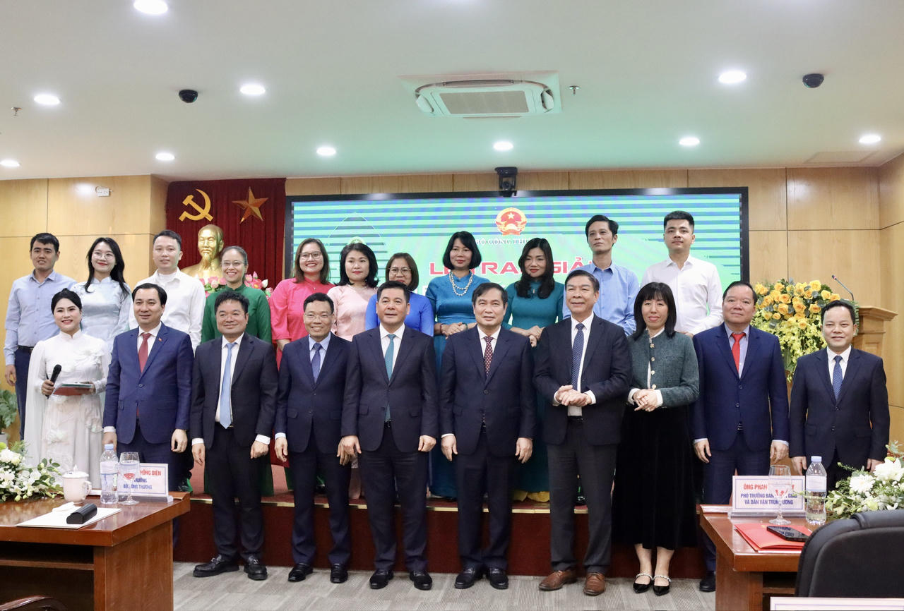 Ban Tổ chức và các tác giả, nhóm tác giả chụp ảnh lưu niệm. Ảnh PV