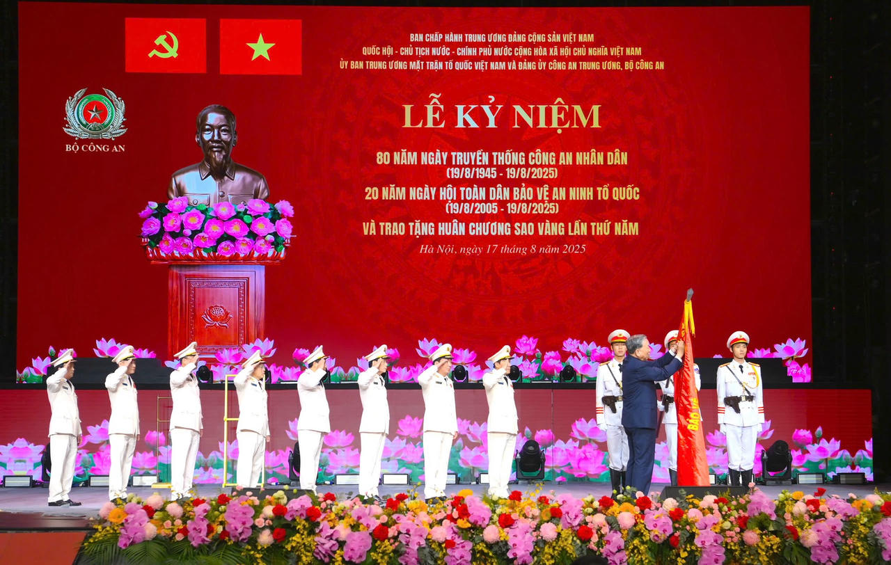 Tổng Bí thư Tô Lâm gắn và trao Bằng Huân chương Sao vàng lần thứ năm tặng lực lượng CAND tại Lễ kỷ niệm 80 năm Ngày truyền thống CAND, 20 năm Ngày hội toàn dân bảo vệ an ninh Tổ quốc.