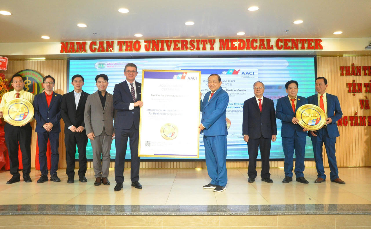 Bệnh viện Đại học Nam Cần Thơ đón nhận Chứng nhận&nbsp;kiểm định chất lượng tiêu chuẩn Hoa Kỳ (AACI).