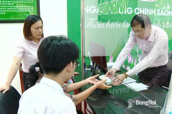 Cán bộ Ngân hàng Chính sách xã hội tỉnh Đồng Nai thực hiện giải ngân vốn vay ưu đãi cho người dân tại điểm giao dịch, tạo điều kiện để các đối tượng chính sách tiếp cận nguồn vốn kịp thời.