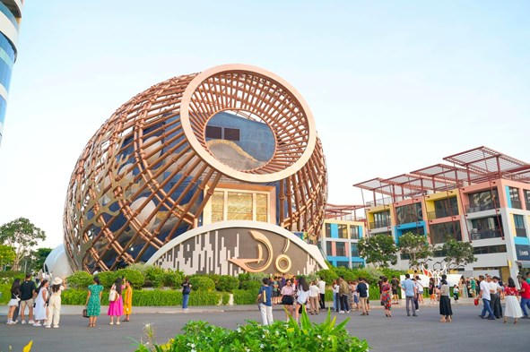 Du khách tận hưởng các hoạt động trải nghiệm &amp; tiện ích tại Libera Nha Trang