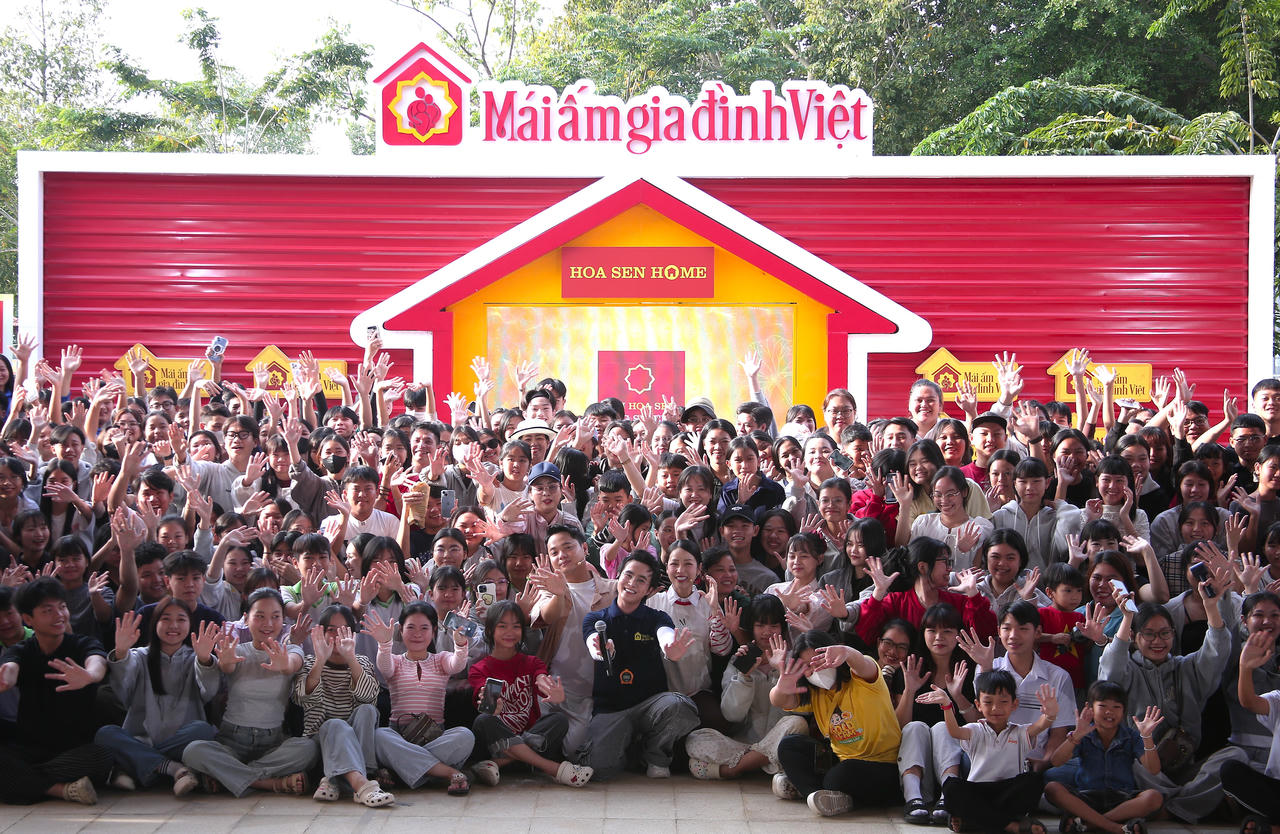 Không khí sôi động tại Quảng trường Tô Quyền khi khán giả Tây Ninh đến đông kín, cổ vũ các nghệ sĩ và nhân vật.