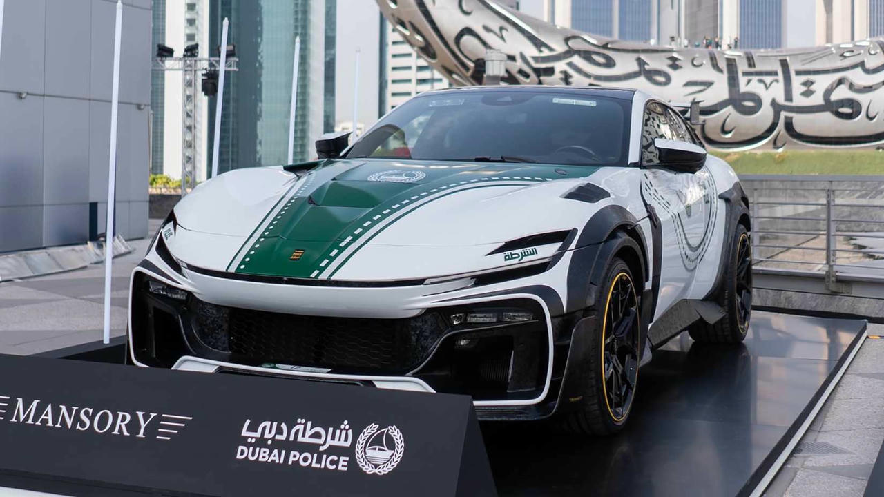 Cảnh sát Dubai tậu siêu xe Ferrari Purosangue độ Mansory làm xe tuần tra
