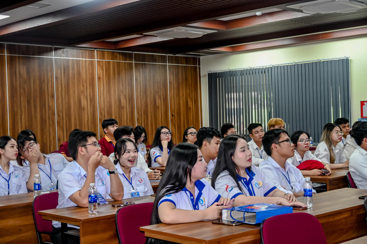 Các sinh viên hào hứng theo dõi các thông tin về doanh nghiệp
