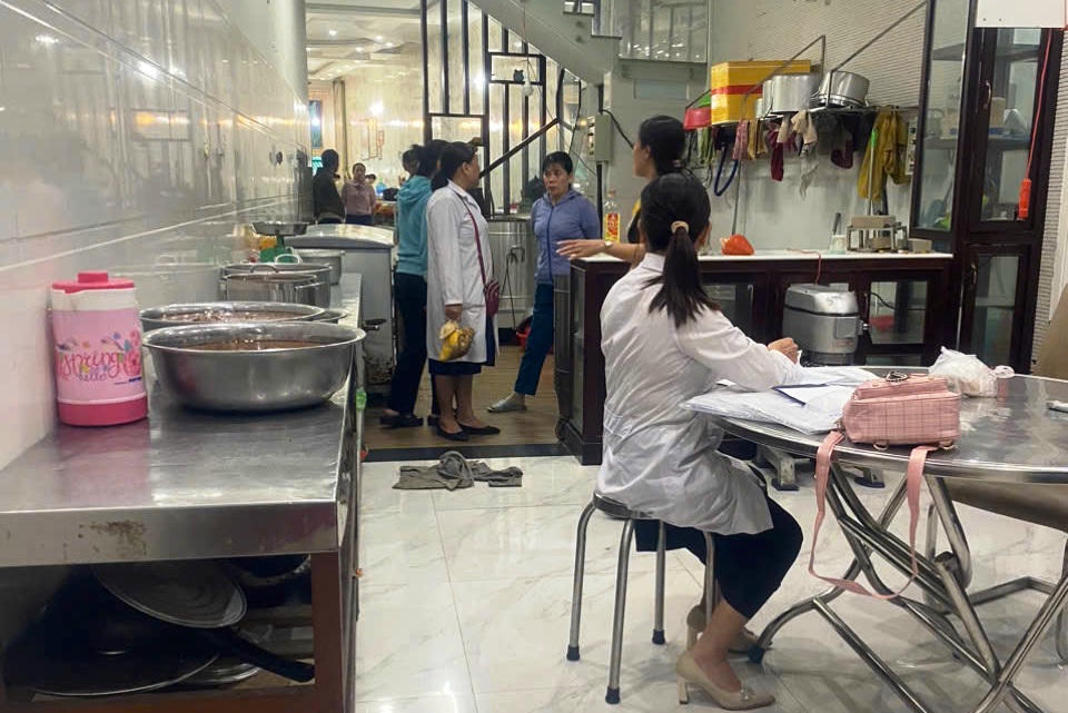  Tỉnh Quảng Ngãi yêu cầu các đơn vị lấy mẫu kiểm nghiệm nhằm xác định nguyên nhân gây ngộ độc thực phẩm, báo cáo trước ngày 16/12.