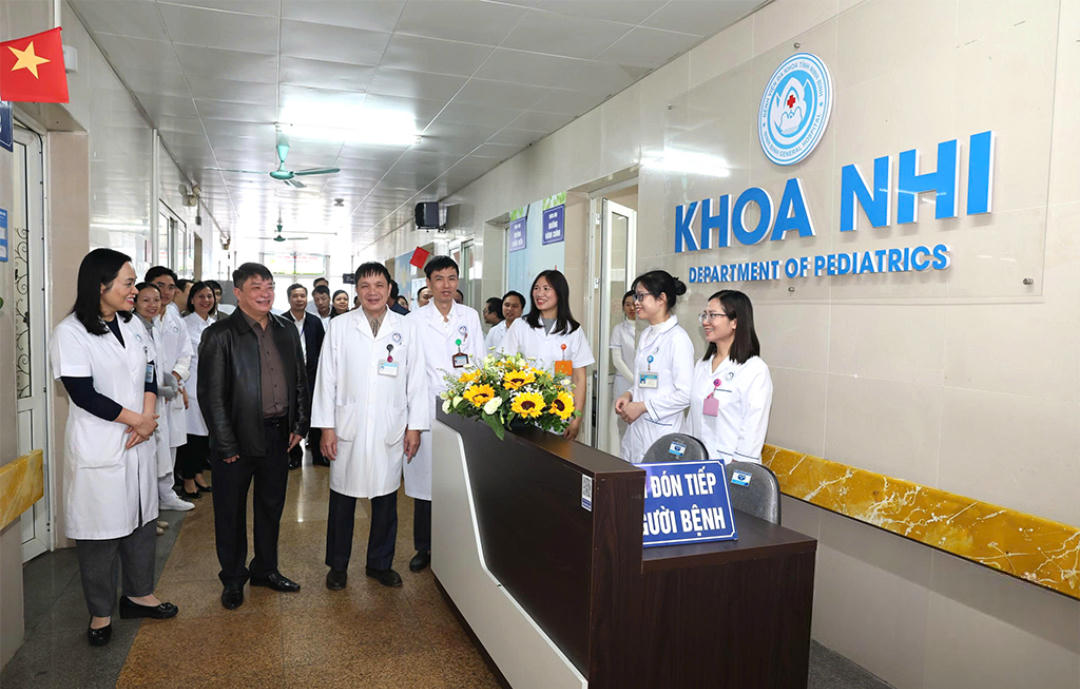 Các đại biểu tham quan Khoa Nhi (Ảnh: Phan Hiếu)