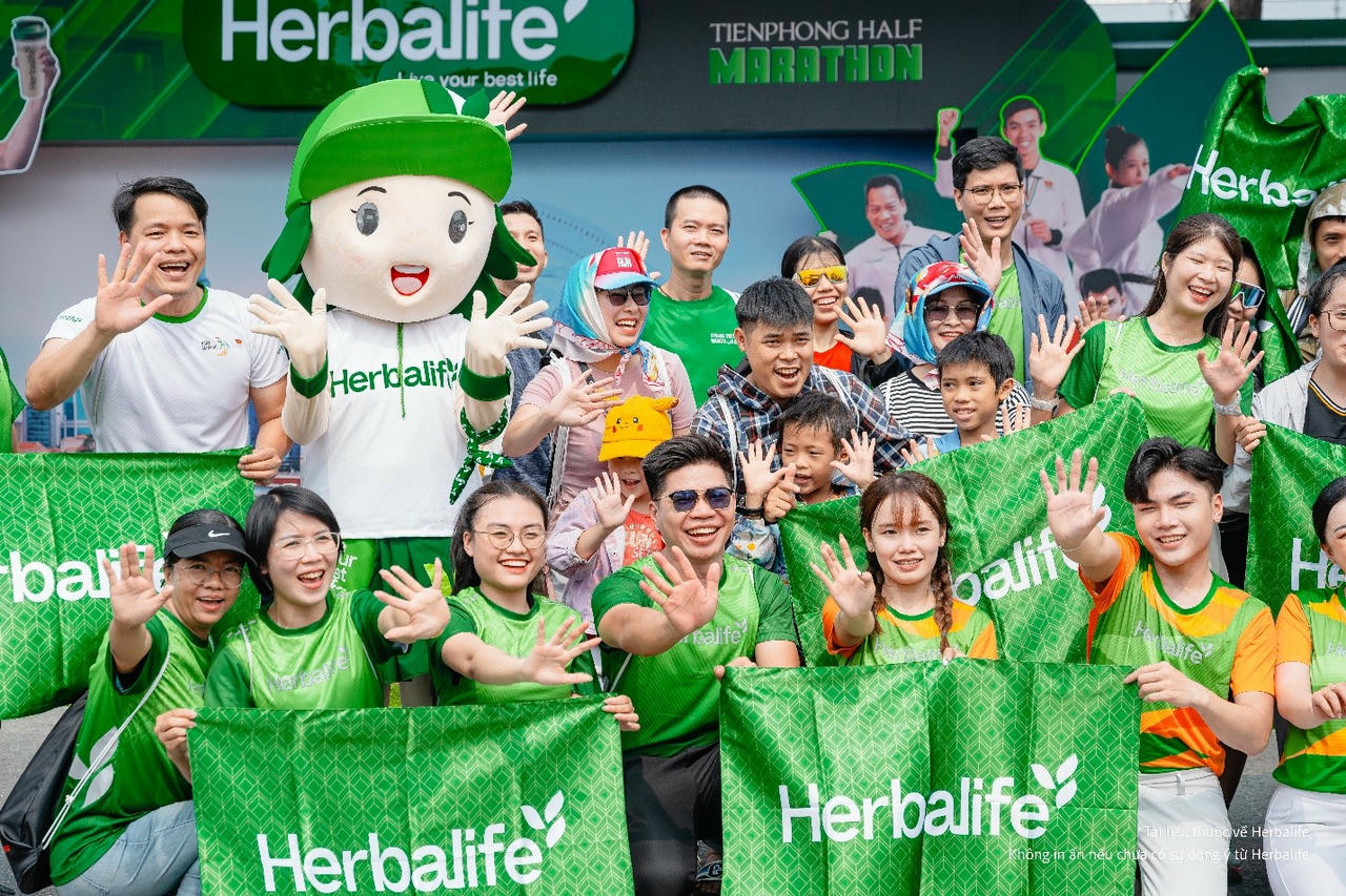Các VĐV đến từ Herbalife &amp; VĐV Châu Tuyết Vân tại Tiền Phong Half Marathon 2025