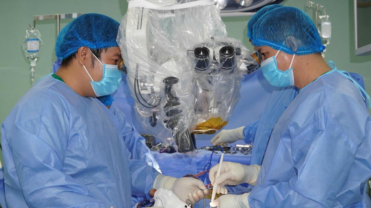 Các bác sĩ Trung tâm Chấn thương Chỉnh hình, Bệnh viện Đa khoa Trung ương Cần Thơ phẫu thuật cho bệnh nhân.