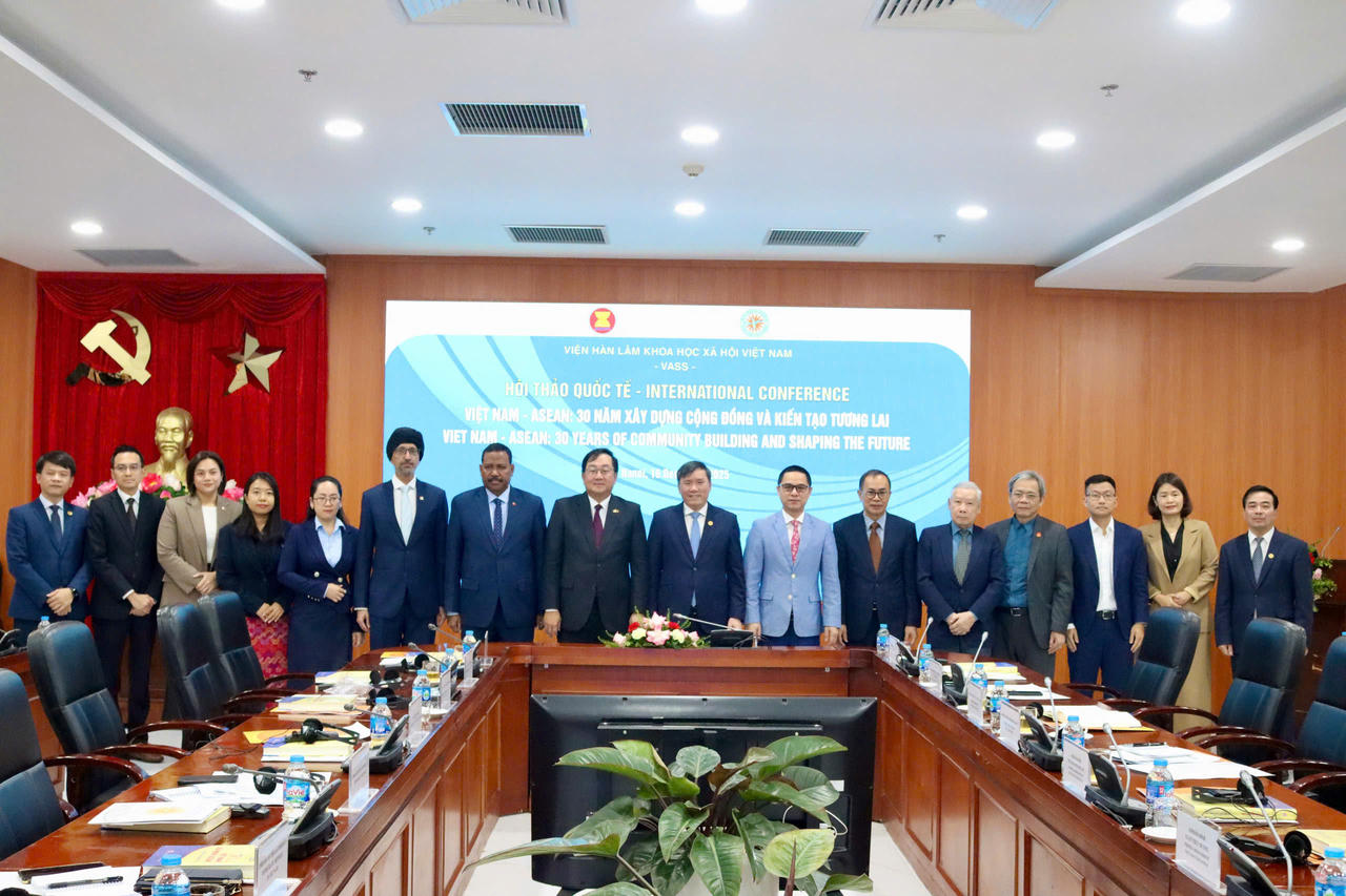 Các đại biểu chụp ảnh lưu niệm.