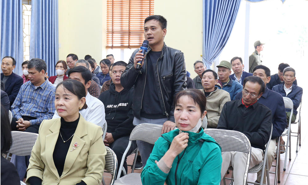 Cử tri tổ dân phố Dư Xá phát biểu ý kiến, kiến nghị tại buổi tiếp xúc cử tri.