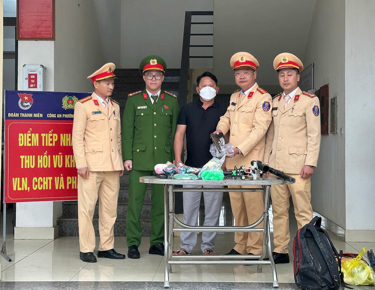 Tổ Cảnh sát giao thông địa bàn thị xã Kỳ Anh vận động người dân chấp hành tốt các quy định về vũ khí, vật liệu nổ, công cụ hỗ trợ.