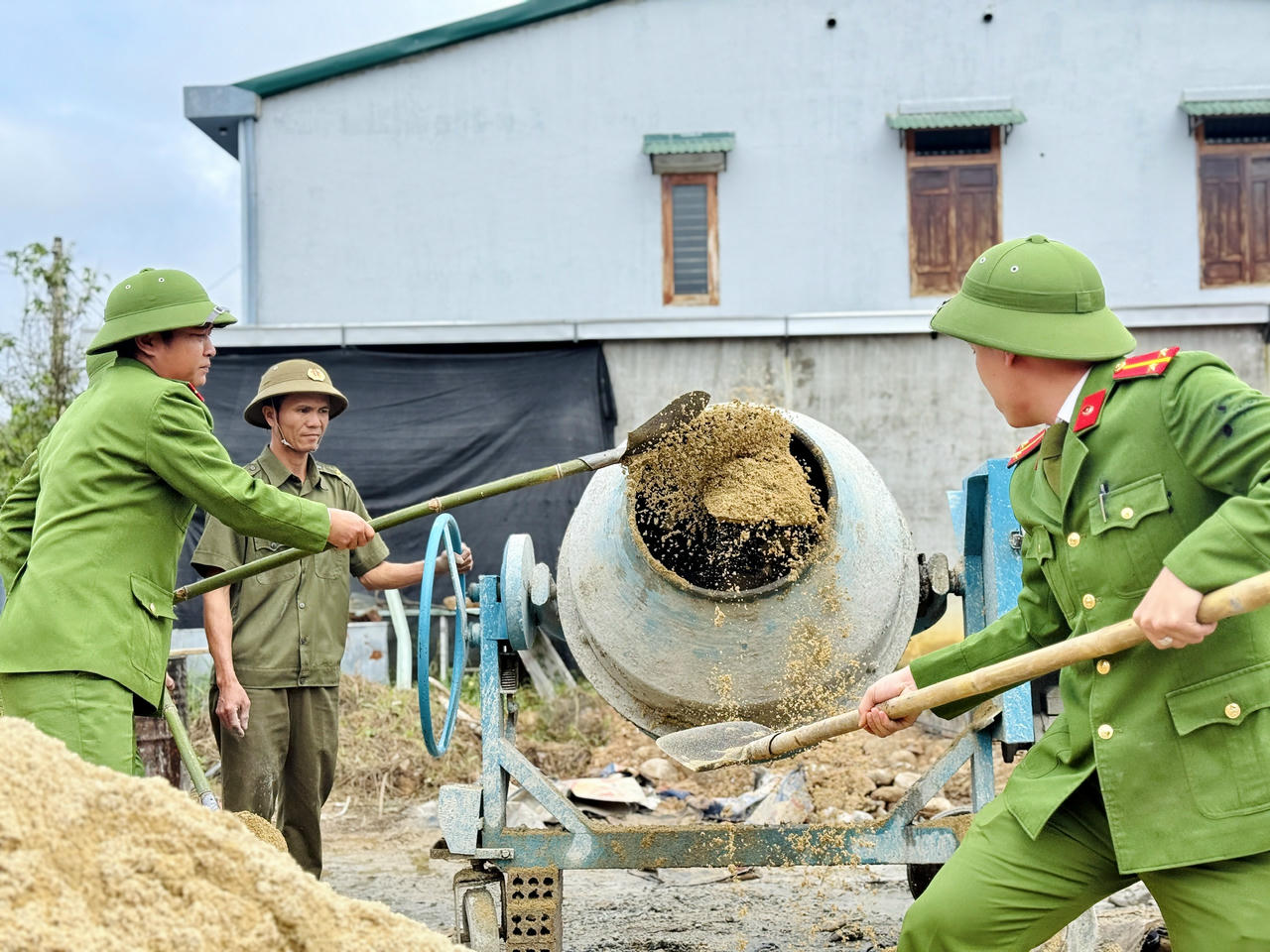 Công an xã Khe Tre và lực lượng tham gia bảo vệ an ninh trật tự tại cơ sở tham gia “chiến dịch Quang Trung” xây dựng nhà cho các hộ dân bị thiệt hại sau bão lũ.  