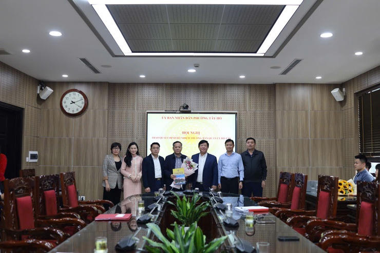 Chủ tịch UBND phường Tây Hồ Nguyễn Thanh Tịnh trao quyết định Trưởng BQL Hồ Tây cho ông Phạm Văn Thắng.