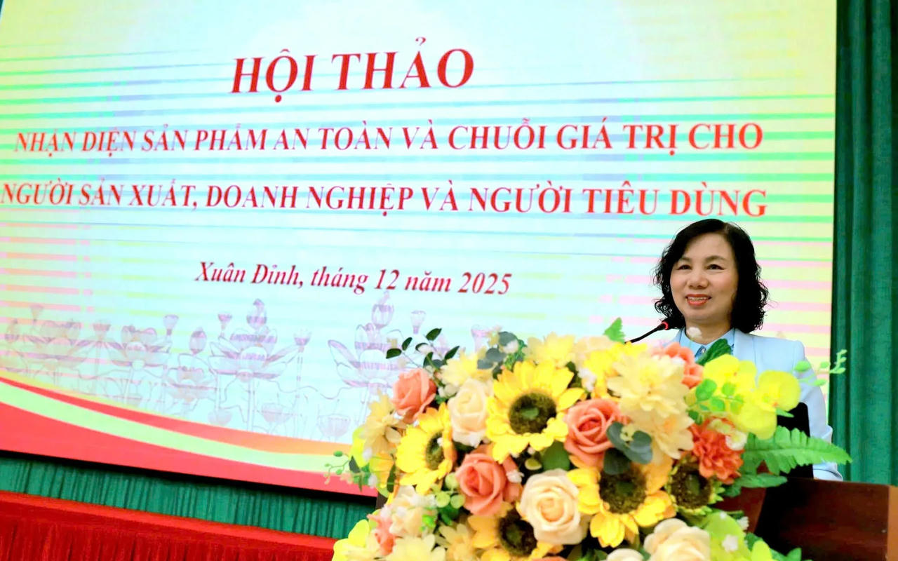 Chủ tịch Ủy ban MTTQ phường Xuân Đỉnh Nguyễn Thu Hương phát biểu tại hội thảo.