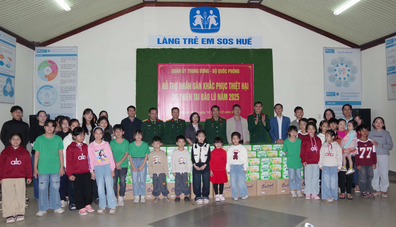 Đoàn công tác thăm, động viên, tặng quà cho các cháu tại  làng trẻ em SOS Huế.