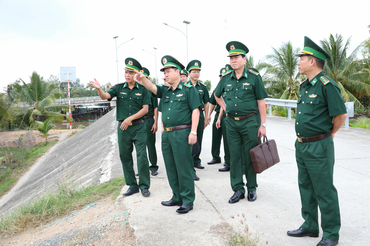 Đoàn công tác kiểm tra tại Trạm kiểm soát Biên phòng Nha Sáp (Đồn Biên phòng Vĩnh Điều).