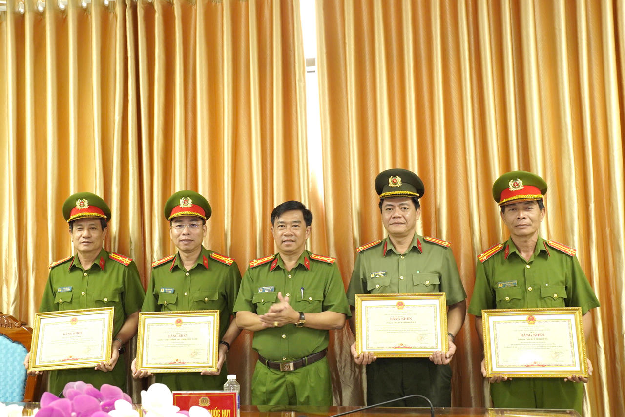 Đại tá Châu Quốc Huy – Tỉnh ủy viên, Phó Giám đốc Công an tỉnh Cà Mau, thừa ủy quyền Chủ tịch UBND tỉnh trao Bằng khen cho các tập thể, cá nhân có thành tích xuất sắc trong công tác đấu tranh, triệt xóa tội phạm về ma túy.