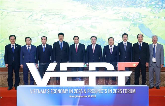 Thủ tướng Phạm Minh Chính và các đại biểu tham dự Diễn đàn Kinh tế Việt Nam 2025, triển vọng 2026. Ảnh: Dương Giang/TTXVN