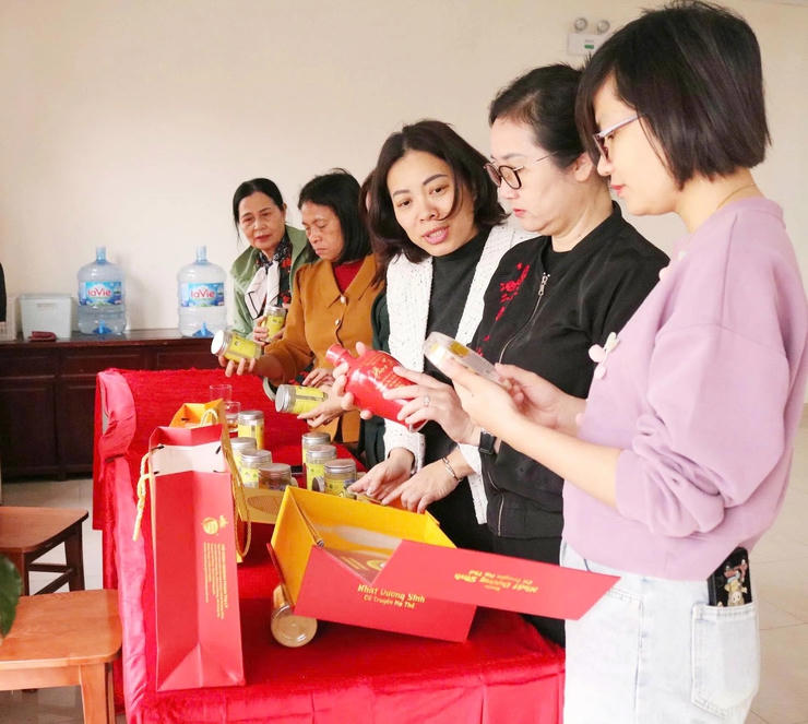 Người tiêu dùng tham khảo các sản phẩm nông nghiệp chất lượng.