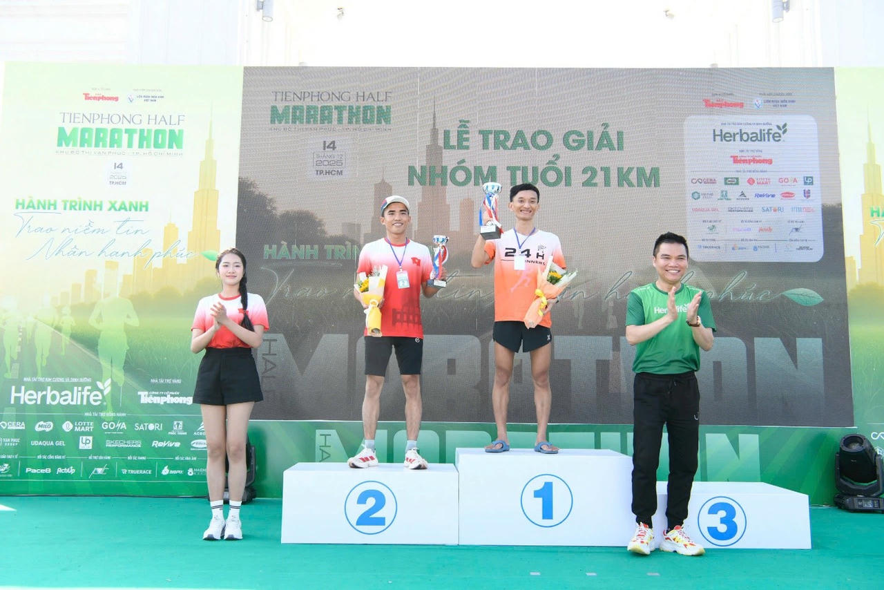 Ông Nguyễn Thành Đạt – Giám Đốc Truyền Thông Herbalife Việt Nam &amp;  HH Hà Trúc Linh trao giải cho các VĐV đạt giải