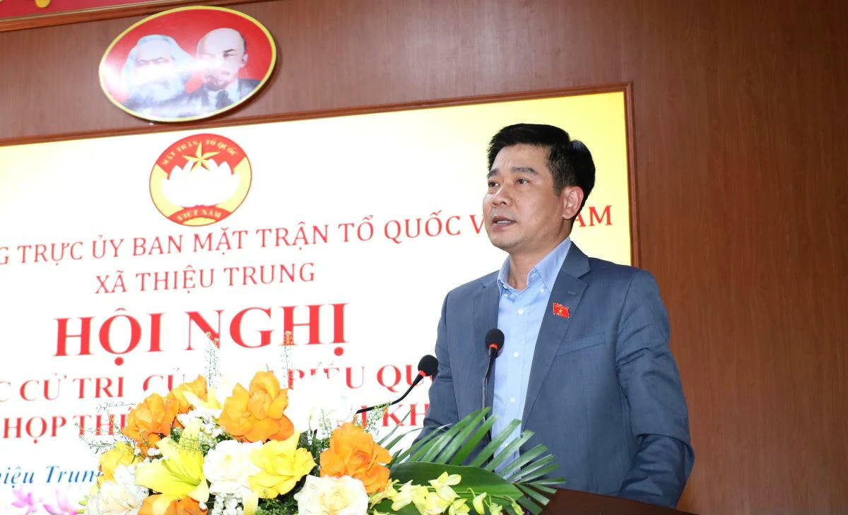 ĐBQH Lê Thanh Hoàn, Ủy viên hoạt động chuyên trách Ủy ban Pháp luật và Tư pháp của Quốc hội phát biểu tại buổi tiếp xúc cử tri.