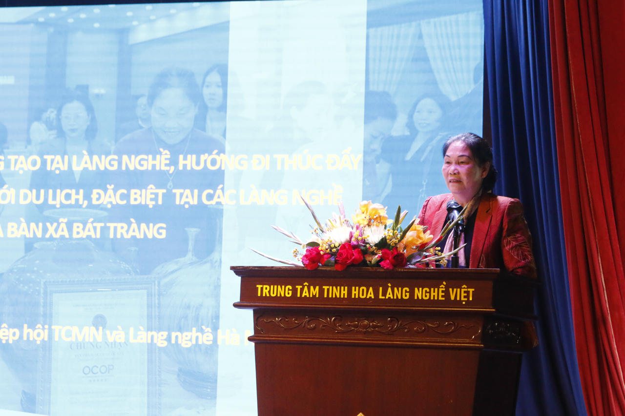 Bà Hà Thị Vinh, Chủ tịch Hiệp hội Thủ công mỹ nghệ và làng nghề Hà Nội phát biểu tại hội thảo.