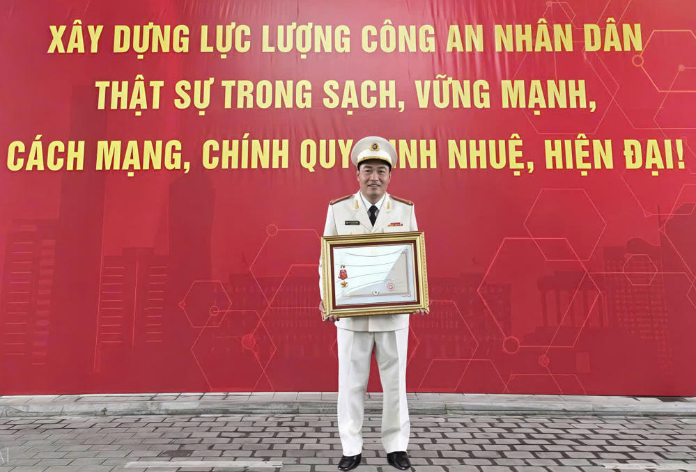 Đại tá Bùi Chiến Thắng, Phó Giám đốc Công an tỉnh Bắc Ninh, vinh dự được Chủ tịch nước trao tặng Huân chương Chiến công hạng Nhì.