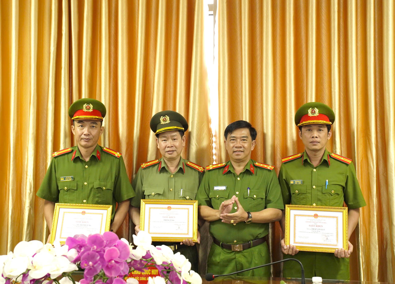 Đại tá Châu Quốc Huy trao Giấy khen của Giám đốc Công an tỉnh Cà Mau cho các tập thể, cá nhân có thành tích tiêu biểu trong công tác phòng, chống tội phạm.