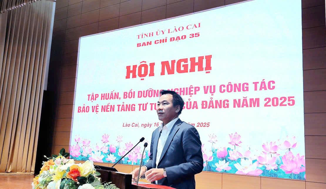 Ông Dương Đức Huy, Trưởng Ban Tuyên giáo và Dân vận Tỉnh ủy, Phó Trưởng ban Thường trực Ban Chỉ đạo 35 Tỉnh ủy Lào Cai phát biểu tại hội nghị.