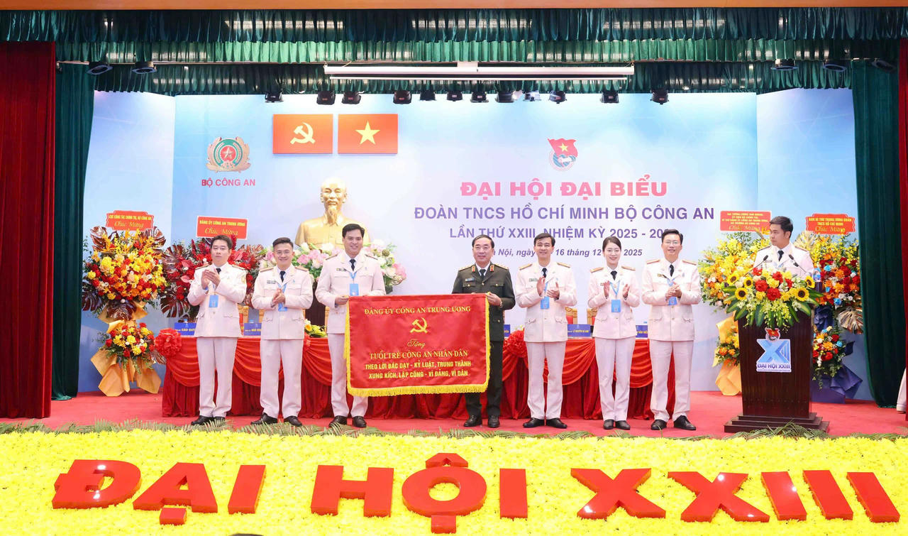 Thứ trưởng Trần Quốc Tỏ trao bức trướng của Đảng ủy Công an Trung ương tặng tuổi trẻ Công an nhân dân.