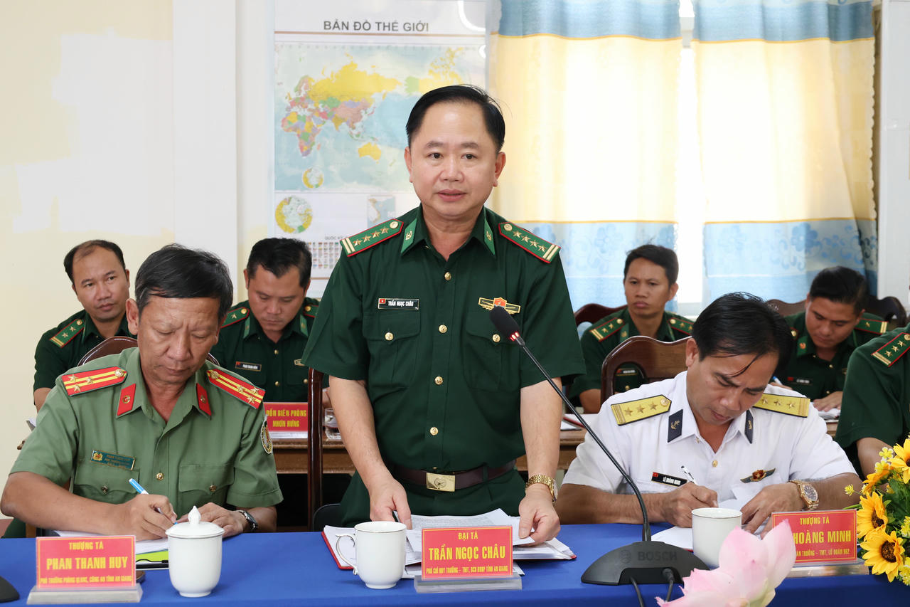 Đại tá Trần Ngọc Châu, Phó Chỉ huy trưởng - Tham mưu trưởng Ban Chỉ huy BĐBP tỉnh An Giang báo cáo với đoàn công tác.