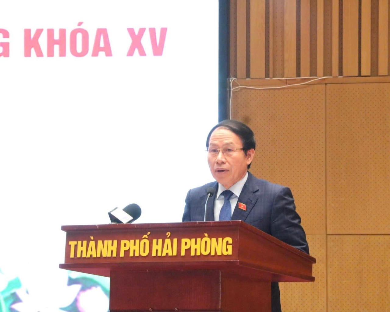 Bí thư Thành ủy, Trưởng Đoàn ĐBQH TP Lê Tiến Châu phát biểu tại buổi gặp mặt.