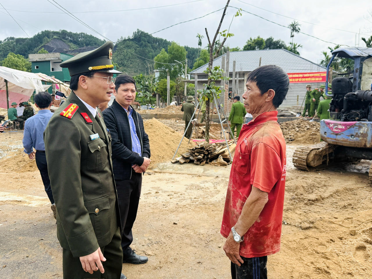 Đại tá Dương Văn Thoan, Phó Giám đốc Công an TP Huế trực tiếp xuống công trình động viên người dân và cán bộ chiến sĩ tham gia xây dựng nhà cho các hộ dân.